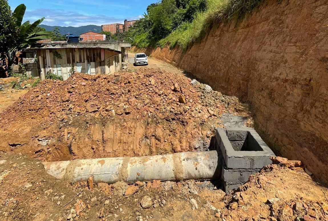 Camacã: Prefeitura executa instalação de manilhas e caixa de esgoto na Rua do Sarampo